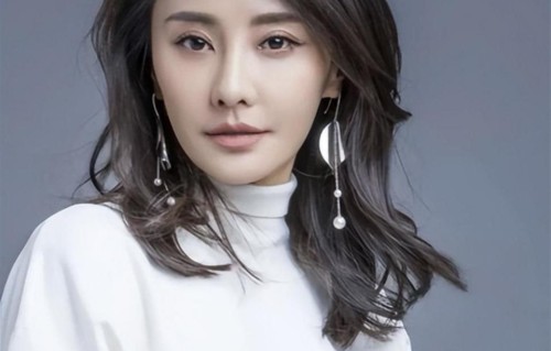 和吴奇隆离婚后，她嫁给老外，一对混血儿女颜值像明星