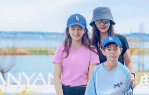 马雅舒晒与儿女合照，49岁看着像30，米雅姐弟颜值碾压一众星二代