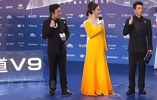 北影节主持人翟优裙子吸雨，从明黄变为橙色！她太敬业了