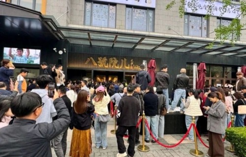 演员文章上海面馆太火了，代排价炒到500元！催生新梗“周一不见”