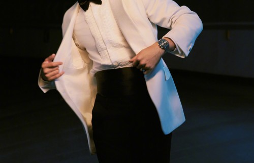 许魏洲白西装车库大片曝光，蓝调光影碰撞冷冽温柔|领结|灯光|氛围