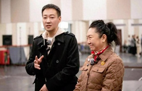 清明将至，辛柏青剪短发精神焕发，首谈丧妻后感悟，已卸下重担