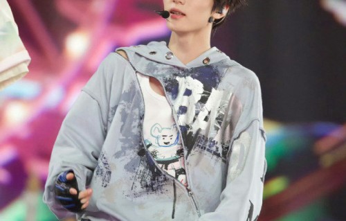 李煜东大屏美貌引关注，天生爱豆魅力十足