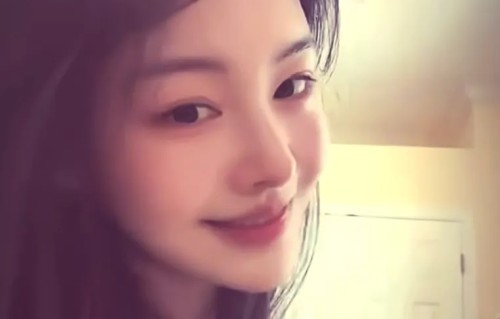 郑爽近照变网红脸，神似韩国爱豆越来越哈韩，美颜滤镜加了好几层