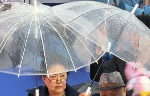 北影节红毯：76岁斯琴高娃细心搀扶91岁牛犇，雨中前行