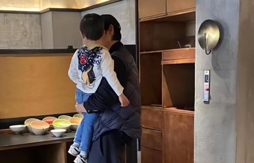 魏晨一家5口旅游被偶遇！183身高在人群中太显眼，夫妻轮流抱儿子超幸福