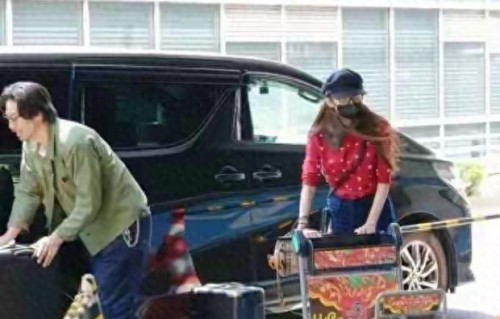 51岁林志玲东京出行曝光，又瘦又高气质拉满，与老公甜蜜牵手 