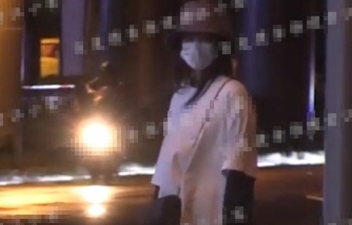 35岁张小斐冒雨逛街，助理撑伞全程陪同，两人一起喝咖啡看电影