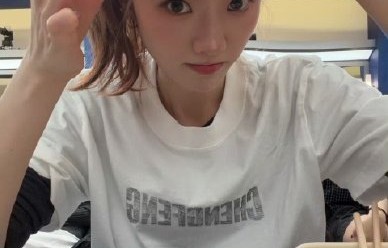 在《乘风2026》节目中，陈瑶在哪些具体时刻给予了张月情感支持？