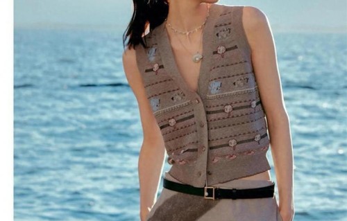 刘雯的超模气质真是出挑！穿V领马甲+半身裙，高级又洋气！