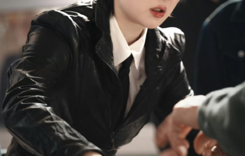 姚安娜华为代言造型曝光，黑色皮衣骑机车，镜头下与小猫互动反差萌