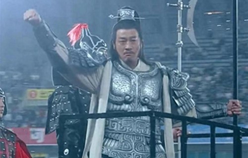 太燃了！大衣哥参加新青年音乐节，何润东亮相苏超，两人强势刷屏