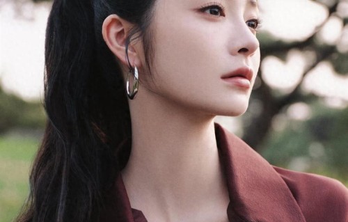 周洁琼这身酒红色衬衫搭配藏蓝色半裙，搭红色长靴，复古又时髦