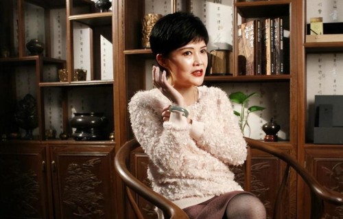 金鸡奖得主为爱倾家荡产，照顾重病男友十年遭抛弃，57岁巴厘岛冲浪动态仅个位数评论