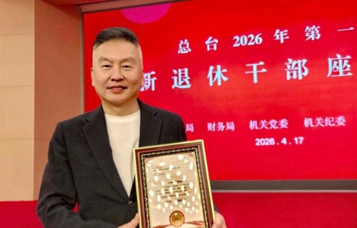 遭疯传开除的张泽群，突然现身央视！手里红本本写仨字，全网闭嘴