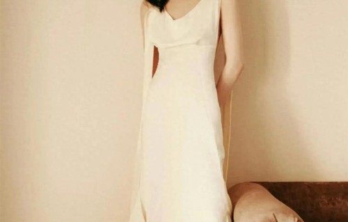 周冬雨画精致妆容，身穿一袭白色开衩拖地长裙越来越成熟有魅力