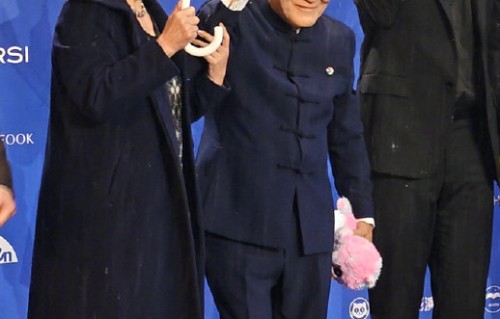 为什么说斯琴高娃搀扶牛犇走红毯的行为体现了“艺术风骨”？|斯琴高娃牛犇|北京国际电影节|北影节红毯|郎朗|雨中红毯