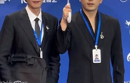 《年会不能停2》在红毯上的“打伞细节”为何引起网友热议？|北京国际电影节|白客张若昀|红毯打伞|剧组互动|北影节红毯