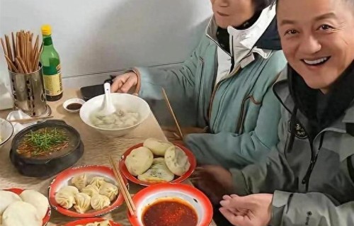 李亚鹏陪84岁母亲回老家吃早餐 母子俩人点了一大桌吃得格外满足