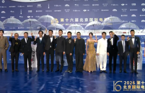 北京一场雨明星现原形，走红毯要好几个人伺候，打伞提裙架子太大