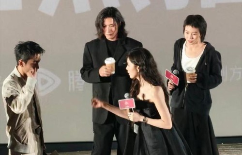 窦靖童宋妍霏闺蜜情深，都在一起两年了，牵手遛狗回家家