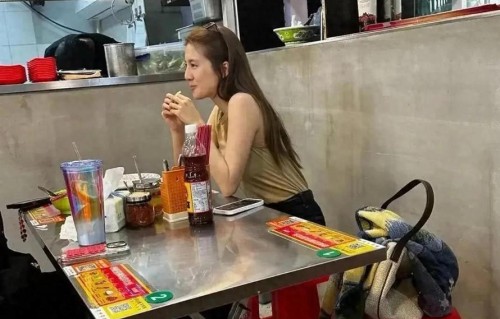 上海偶遇吴千语，全素颜穿背心吃面，生图下鼻子瘪地包天好抢镜