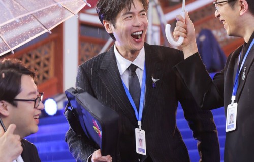 《年会不能停2》剧组亮相北影节红毯白客为张若昀撑伞