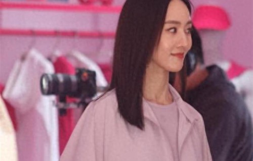 张钧甯剪齐肩发大回春！紫色夹克+白色短裙好显嫩，差点认不出！