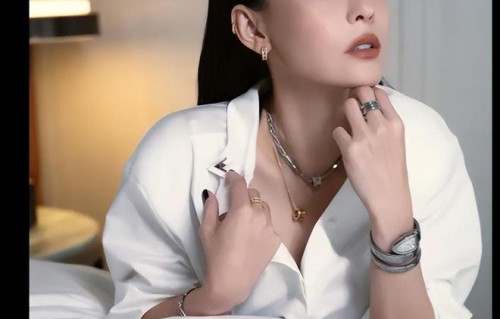 张柏芝白衬衣，黑色长裙，知性十足！