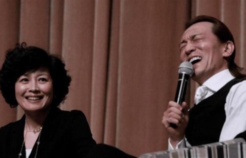 哈文回北京过57岁生日，餐桌空碗筷留了八年，这是她跟李咏的约定