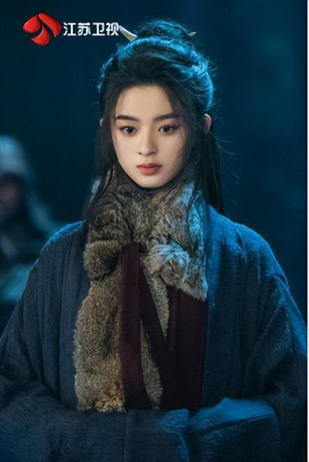 定档群像海报以寒冽冰湖为主视觉,裂纹交错铺展,冰面之下众人手持利刃仰头凝视,将生死博弈与宿命羁绊展现得淋漓尽致。